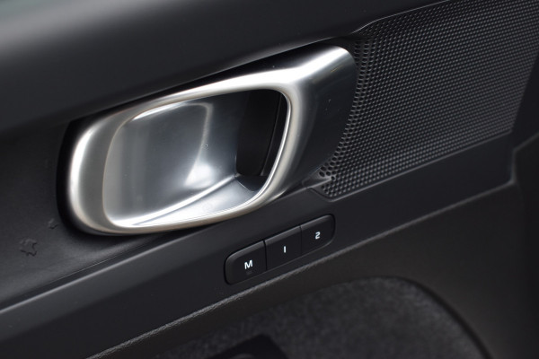 Volvo EX40 Extended Range 252PK Plus 82 kWh | Trekhaak | Elektr. Stoel | Camera | Stuurverwarming | ACC