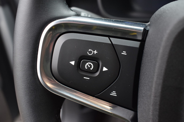 Volvo EX40 Extended Range 252PK Plus 82 kWh | Trekhaak | Elektr. Stoel | Camera | Stuurverwarming | ACC