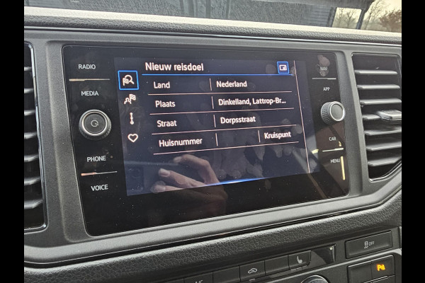 Volkswagen Crafter 35 2.0 TDI L3H2 177PK RWD Highline | 3500KG trekhgewicht | Cruise | App-connect | Navi | Stoelverwarming | Betimmering | Camera |