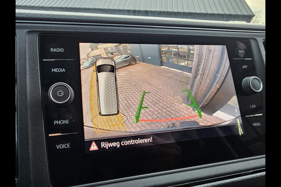 Volkswagen Crafter 35 2.0 TDI L3H2 177PK RWD Highline | 3500KG trekhgewicht | Cruise | App-connect | Navi | Stoelverwarming | Betimmering | Camera |