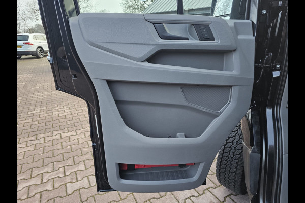 Volkswagen Crafter 35 2.0 TDI L3H2 177PK RWD Highline | 3500KG trekhgewicht | Cruise | App-connect | Navi | Stoelverwarming | Betimmering | Camera |