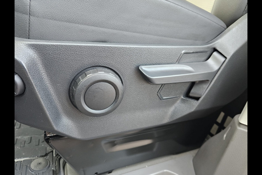 Volkswagen Crafter 35 2.0 TDI L3H2 177PK RWD Highline | 3500KG trekhgewicht | Cruise | App-connect | Navi | Stoelverwarming | Betimmering | Camera |