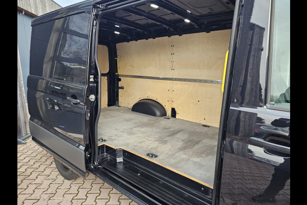 Volkswagen Crafter 35 2.0 TDI L3H2 177PK RWD Highline | 3500KG trekhgewicht | Cruise | App-connect | Navi | Stoelverwarming | Betimmering | Camera |