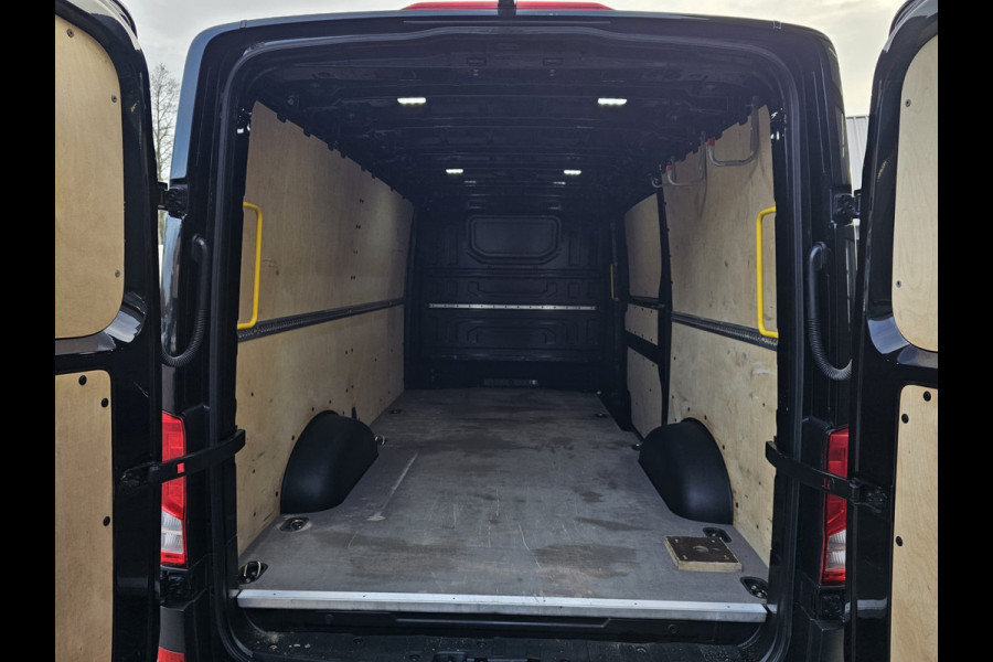 Volkswagen Crafter 35 2.0 TDI L3H2 177PK RWD Highline | 3500KG trekhgewicht | Cruise | App-connect | Navi | Stoelverwarming | Betimmering | Camera |