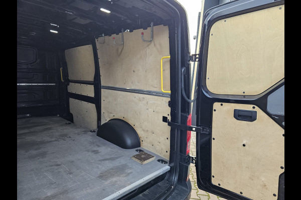 Volkswagen Crafter 35 2.0 TDI L3H2 177PK RWD Highline | 3500KG trekhgewicht | Cruise | App-connect | Navi | Stoelverwarming | Betimmering | Camera |