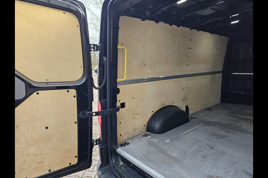 Volkswagen Crafter 35 2.0 TDI L3H2 177PK RWD Highline | 3500KG trekhgewicht | Cruise | App-connect | Navi | Stoelverwarming | Betimmering | Camera |