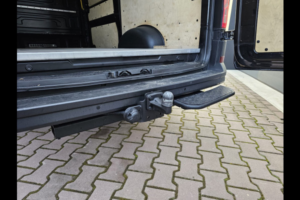 Volkswagen Crafter 35 2.0 TDI L3H2 177PK RWD Highline | 3500KG trekhgewicht | Cruise | App-connect | Navi | Stoelverwarming | Betimmering | Camera |