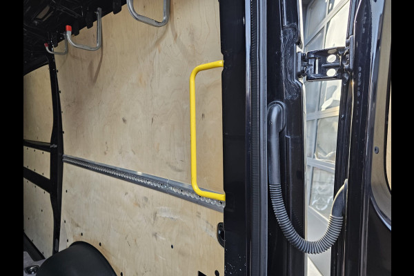 Volkswagen Crafter 35 2.0 TDI L3H2 177PK RWD Highline | 3500KG trekhgewicht | Cruise | App-connect | Navi | Stoelverwarming | Betimmering | Camera |