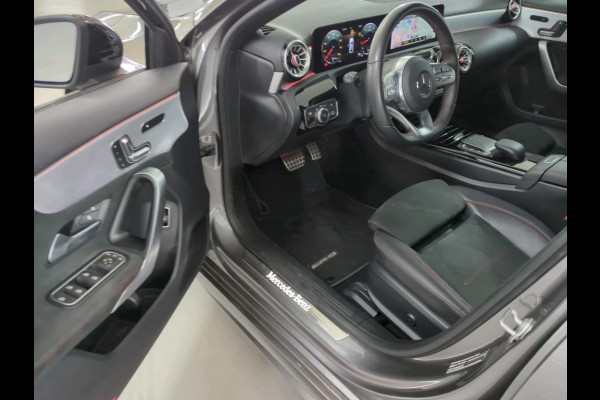 Mercedes-Benz A-Klasse 180 Business Solution AMG | Panoramadak | Memory Seats | Ambiance Verlichting | Stoelverwarming | Camera | Navigatie | Apple Carplay | Keyless | Dodehoekdetectie | Cruise Control | DAB |