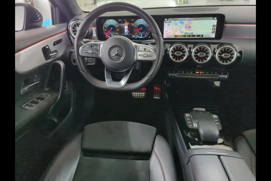 Mercedes-Benz A-Klasse 180 Business Solution AMG | Panoramadak | Memory Seats | Ambiance Verlichting | Stoelverwarming | Camera | Navigatie | Apple Carplay | Keyless | Dodehoekdetectie | Cruise Control | DAB |
