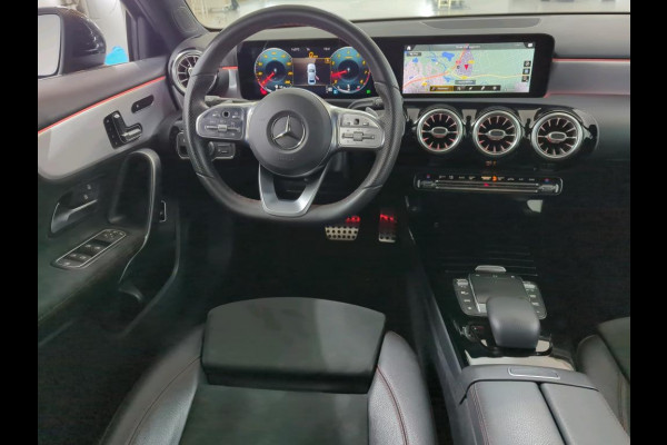 Mercedes-Benz A-Klasse 180 Business Solution AMG | Panoramadak | Memory Seats | Ambiance Verlichting | Stoelverwarming | Camera | Navigatie | Apple Carplay | Keyless | Dodehoekdetectie | Cruise Control | DAB |