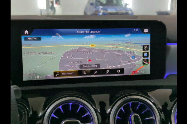 Mercedes-Benz A-Klasse 180 Business Solution AMG | Panoramadak | Memory Seats | Ambiance Verlichting | Stoelverwarming | Camera | Navigatie | Apple Carplay | Keyless | Dodehoekdetectie | Cruise Control | DAB |