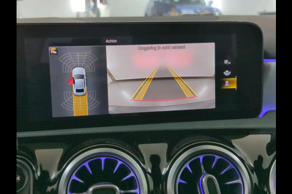 Mercedes-Benz A-Klasse 180 Business Solution AMG | Panoramadak | Memory Seats | Ambiance Verlichting | Stoelverwarming | Camera | Navigatie | Apple Carplay | Keyless | Dodehoekdetectie | Cruise Control | DAB |