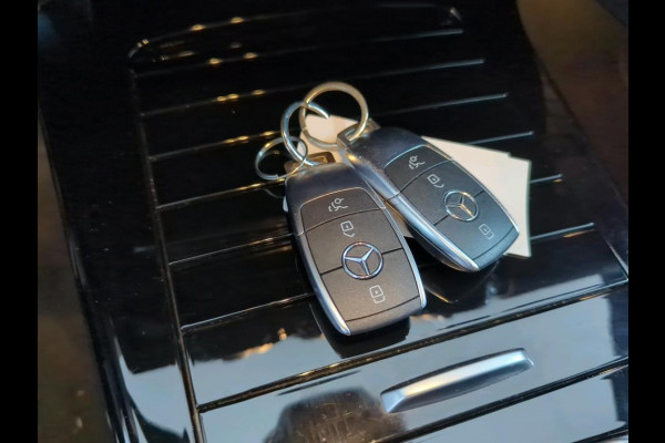 Mercedes-Benz A-Klasse 180 Business Solution AMG | Panoramadak | Memory Seats | Ambiance Verlichting | Stoelverwarming | Camera | Navigatie | Apple Carplay | Keyless | Dodehoekdetectie | Cruise Control | DAB |