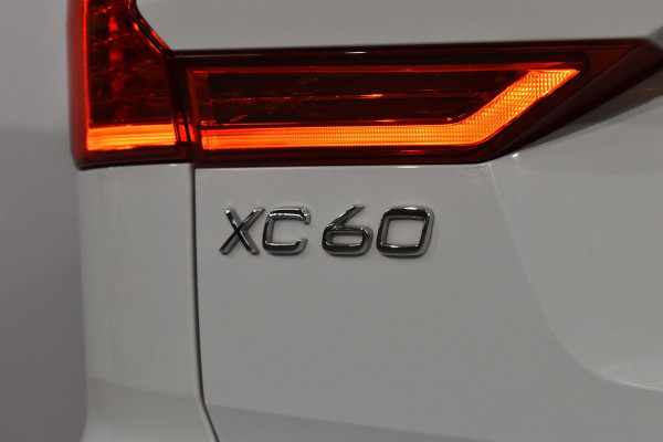 Volvo XC60 T8 390PK Automaat Recharge AWD Inscription / Intellisafe / Panoramadak / head-up display / Camera achter / Donker glas achter