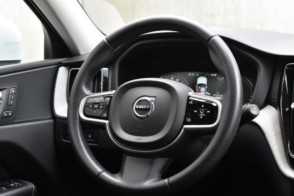 Volvo XC60 T8 390PK Automaat Recharge AWD Inscription / Intellisafe / Panoramadak / head-up display / Camera achter / Donker glas achter