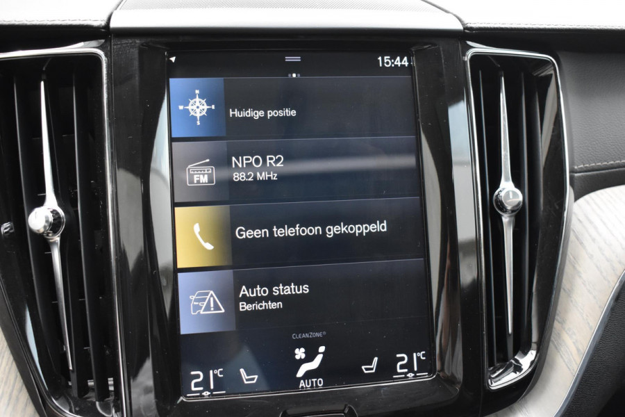 Volvo XC60 T8 390PK Automaat Recharge AWD Inscription / Intellisafe / Panoramadak / head-up display / Camera achter / Donker glas achter