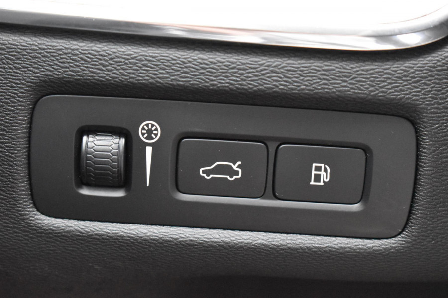 Volvo XC60 T8 390PK Automaat Recharge AWD Inscription / Intellisafe / Panoramadak / head-up display / Camera achter / Donker glas achter