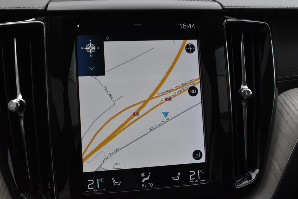 Volvo XC60 T8 390PK Automaat Recharge AWD Inscription / Intellisafe / Panoramadak / head-up display / Camera achter / Donker glas achter