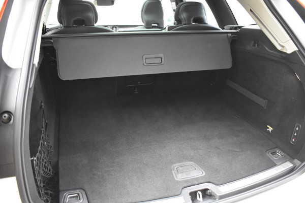 Volvo XC60 T8 390PK Automaat Recharge AWD Inscription / Intellisafe / Panoramadak / head-up display / Camera achter / Donker glas achter