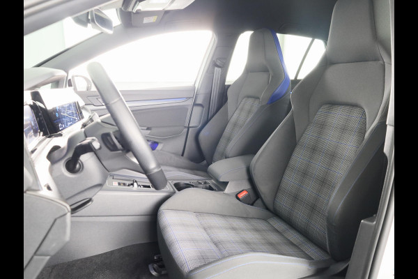 Volkswagen Golf 1.4 eHybrid GTE 245 pk Automaat (DSG) | Navigatie | Parkeersensoren (Park assist) | Achteruitrijcamera | Matrix LED koplampen | Stoelverwarming |