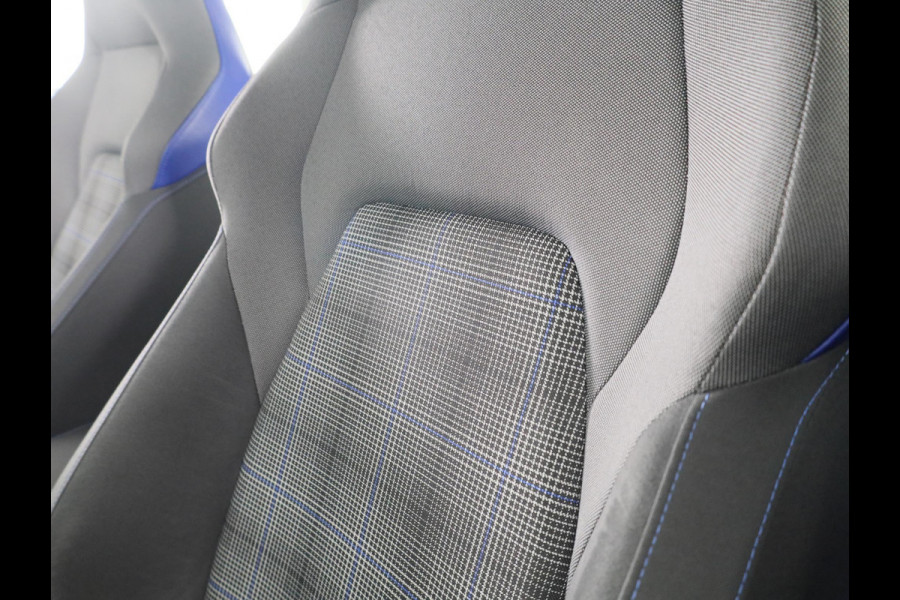 Volkswagen Golf 1.4 eHybrid GTE 245 pk Automaat (DSG) | Navigatie | Parkeersensoren (Park assist) | Achteruitrijcamera | Matrix LED koplampen | Stoelverwarming |