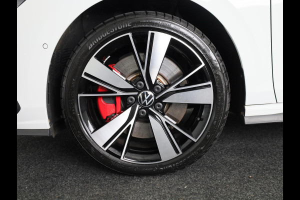 Volkswagen Golf 1.4 eHybrid GTE 245 pk Automaat (DSG) | Navigatie | Parkeersensoren (Park assist) | Achteruitrijcamera | Matrix LED koplampen | Stoelverwarming |