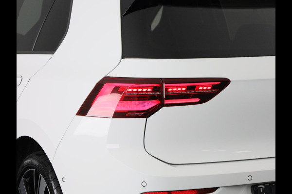 Volkswagen Golf 1.4 eHybrid GTE 245 pk Automaat (DSG) | Navigatie | Parkeersensoren (Park assist) | Achteruitrijcamera | Matrix LED koplampen | Stoelverwarming |