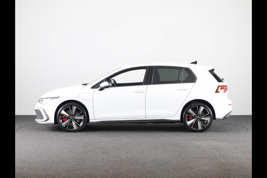 Volkswagen Golf 1.4 eHybrid GTE 245 pk Automaat (DSG) | Navigatie | Parkeersensoren (Park assist) | Achteruitrijcamera | Matrix LED koplampen | Stoelverwarming |