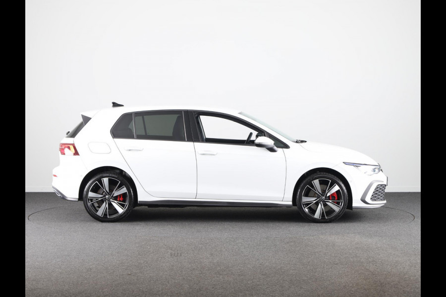 Volkswagen Golf 1.4 eHybrid GTE 245 pk Automaat (DSG) | Navigatie | Parkeersensoren (Park assist) | Achteruitrijcamera | Matrix LED koplampen | Stoelverwarming |