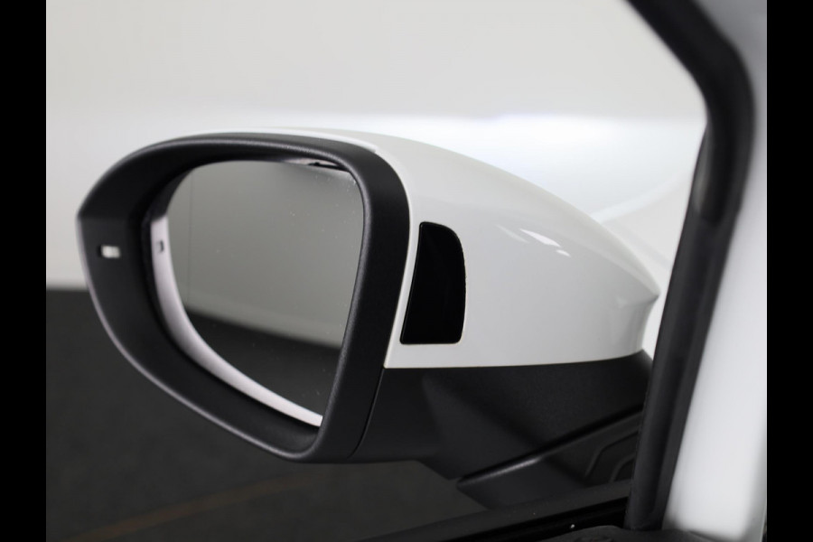Volkswagen Golf 1.4 eHybrid GTE 245 pk Automaat (DSG) | Navigatie | Parkeersensoren (Park assist) | Achteruitrijcamera | Matrix LED koplampen | Stoelverwarming |