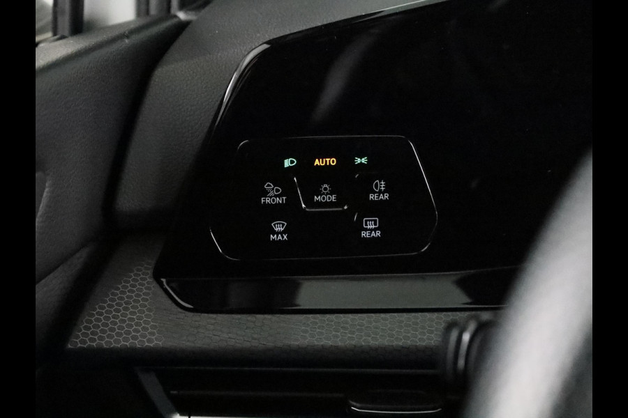 Volkswagen Golf 1.4 eHybrid GTE 245 pk Automaat (DSG) | Navigatie | Parkeersensoren (Park assist) | Achteruitrijcamera | Matrix LED koplampen | Stoelverwarming |
