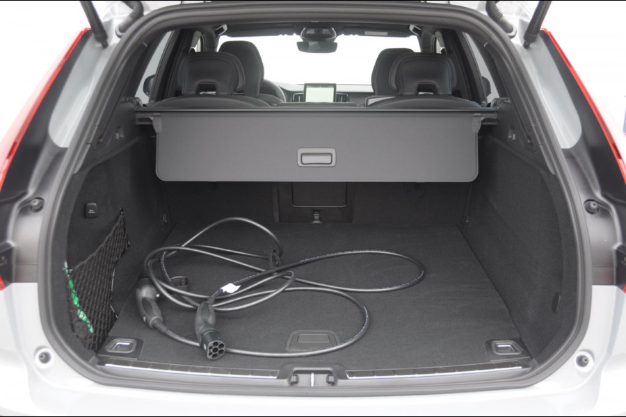 Volvo XC60 T8 455PK Facelift AWD Plus Black Edition Head up display / Luchtvering / Trekhaak / Apple Carplay / Adaptive cruise control / Panorama dak / Sportstoelen / Elektrisch bedienbare bestuurderstoel met geheugen / Keyless Entry / Elektrische achterklep