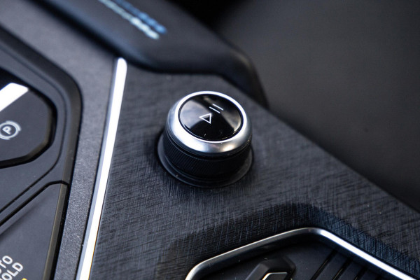 Lynk & Co 01 1.5 192kW PHEV PANORAMA DAK / 20'' / STOEVERWARMING / CARPLAY