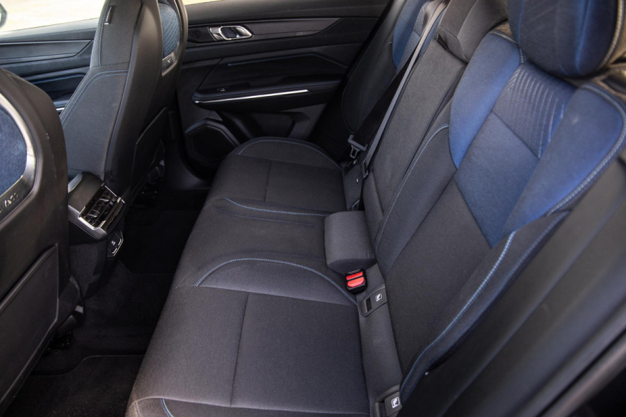 Lynk & Co 01 1.5 192kW PHEV PANORAMA DAK / 20'' / STOEVERWARMING / CARPLAY