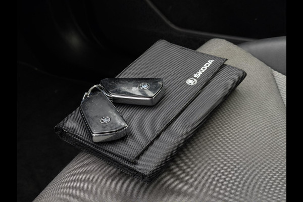 Škoda ENYAQ iV Aut. 60 Business Edition | SOH 90% | Navi | Camera | Carplay | Dodehoek |