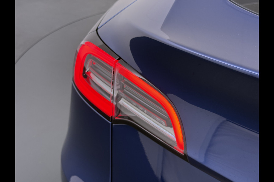 Tesla Model Y Long Range AWD 514pk SOH 92% Trekhaak Warmtepomp Leder Panoramadak Matrix-LED Autopilot Elektr.Stuur+Stoel+Verwarmd Navi Ecc Pre Camera's Elektr.AchterKlep Parkeer Assistent Sentry-Mode Privacyglas Bluetooth Dodehoek detector Connected services 1e Eigenaar 1.600KG Trekgewicht Fabrieksgarantie tot 27-6-2027 Garantie op Accu en Motoren 27-6-2031/192.000km