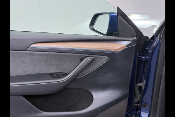 Tesla Model Y Long Range AWD 514pk SOH 92% Trekhaak Warmtepomp Leder Panoramadak Matrix-LED Autopilot Elektr.Stuur+Stoel+Verwarmd Navi Ecc Pre Camera's Elektr.AchterKlep Parkeer Assistent Sentry-Mode Privacyglas Bluetooth Dodehoek detector Connected services 1e Eigenaar 1.600KG Trekgewicht Fabrieksgarantie tot 27-6-2027 Garantie op Accu en Motoren 27-6-2031/192.000km