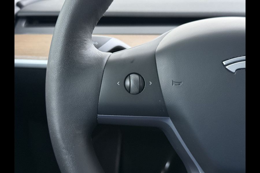 Tesla Model Y Long Range AWD 514pk SOH 92% Trekhaak Warmtepomp Leder Panoramadak Matrix-LED Autopilot Elektr.Stuur+Stoel+Verwarmd Navi Ecc Pre Camera's Elektr.AchterKlep Parkeer Assistent Sentry-Mode Privacyglas Bluetooth Dodehoek detector Connected services 1e Eigenaar 1.600KG Trekgewicht Fabrieksgarantie tot 27-6-2027 Garantie op Accu en Motoren 27-6-2031/192.000km