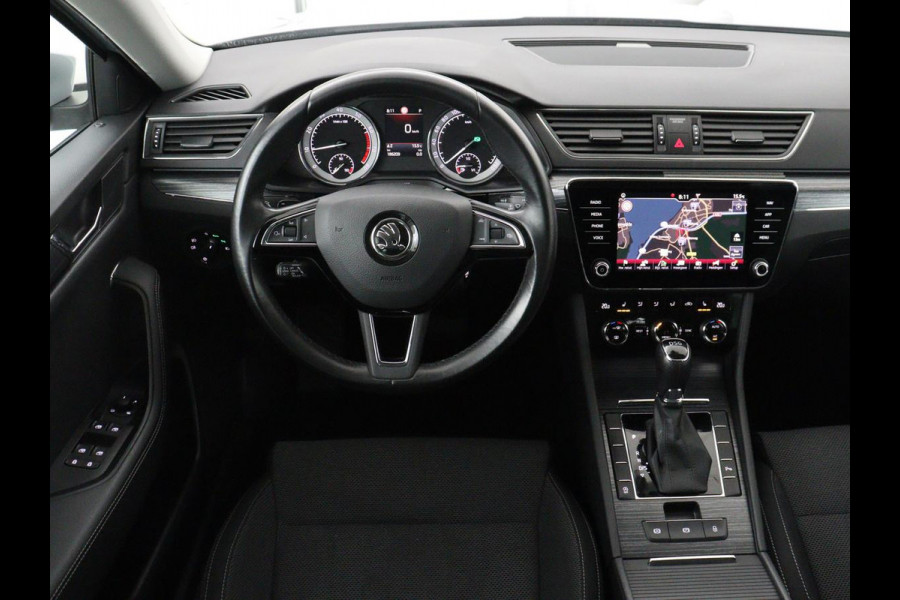 Škoda Superb 1.5 TSI Business Edition | Trekhaak | Stoelverwarming | Adaptive cruise | Camera | Memory | Carplay | Sfeerverlichting | Side Assist | Achterbankverwarming | Navigatie | Full LED