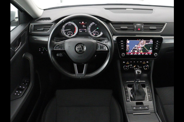 Škoda Superb 1.5 TSI Business Edition | Trekhaak | Stoelverwarming | Adaptive cruise | Camera | Memory | Carplay | Sfeerverlichting | Side Assist | Achterbankverwarming | Navigatie | Full LED