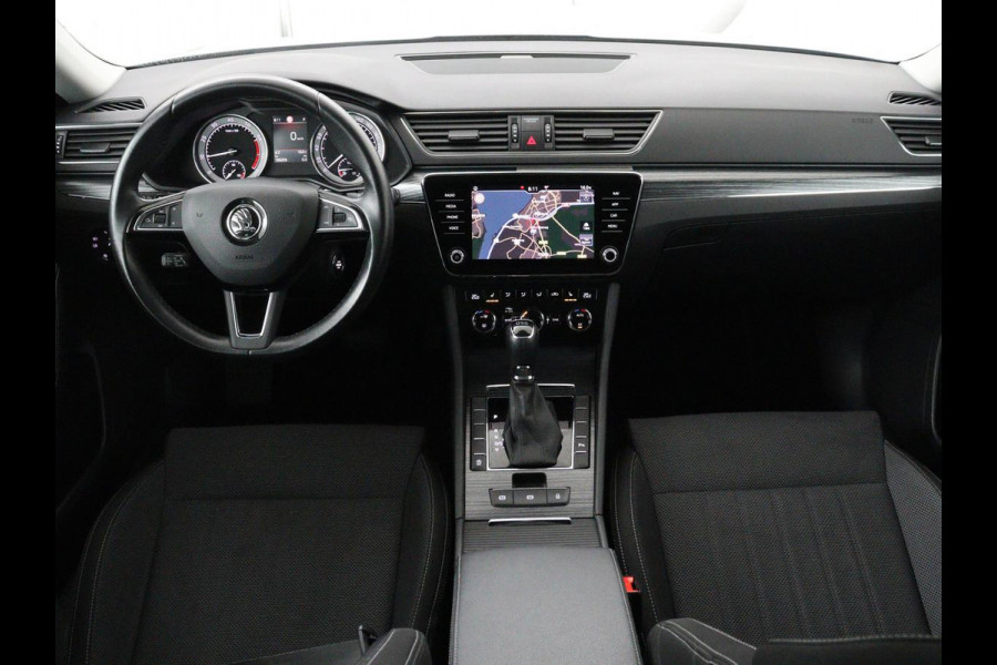 Škoda Superb 1.5 TSI Business Edition | Trekhaak | Stoelverwarming | Adaptive cruise | Camera | Memory | Carplay | Sfeerverlichting | Side Assist | Achterbankverwarming | Navigatie | Full LED