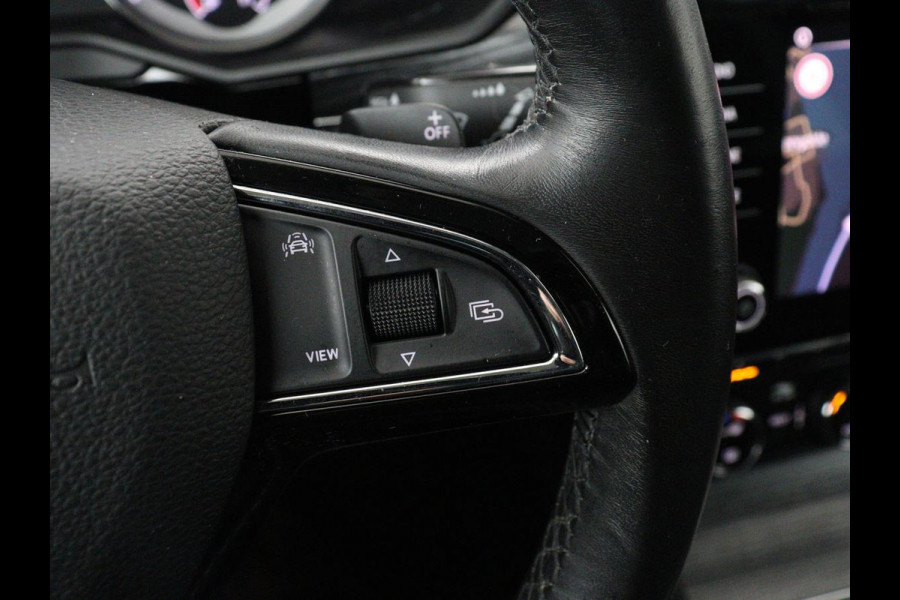 Škoda Superb 1.5 TSI Business Edition | Trekhaak | Stoelverwarming | Adaptive cruise | Camera | Memory | Carplay | Sfeerverlichting | Side Assist | Achterbankverwarming | Navigatie | Full LED