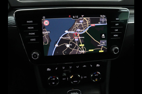 Škoda Superb 1.5 TSI Business Edition | Trekhaak | Stoelverwarming | Adaptive cruise | Camera | Memory | Carplay | Sfeerverlichting | Side Assist | Achterbankverwarming | Navigatie | Full LED