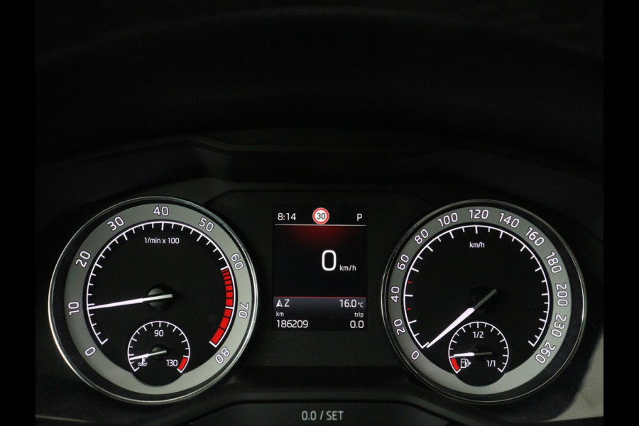 Škoda Superb 1.5 TSI Business Edition | Trekhaak | Stoelverwarming | Adaptive cruise | Camera | Memory | Carplay | Sfeerverlichting | Side Assist | Achterbankverwarming | Navigatie | Full LED