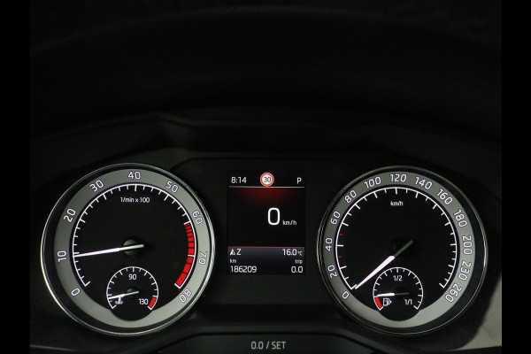 Škoda Superb 1.5 TSI Business Edition | Trekhaak | Stoelverwarming | Adaptive cruise | Camera | Memory | Carplay | Sfeerverlichting | Side Assist | Achterbankverwarming | Navigatie | Full LED