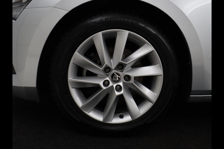 Škoda Superb 1.5 TSI Business Edition | Trekhaak | Stoelverwarming | Adaptive cruise | Camera | Memory | Carplay | Sfeerverlichting | Side Assist | Achterbankverwarming | Navigatie | Full LED