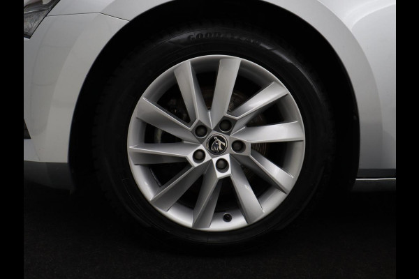 Škoda Superb 1.5 TSI Business Edition | Trekhaak | Stoelverwarming | Adaptive cruise | Camera | Memory | Carplay | Sfeerverlichting | Side Assist | Achterbankverwarming | Navigatie | Full LED