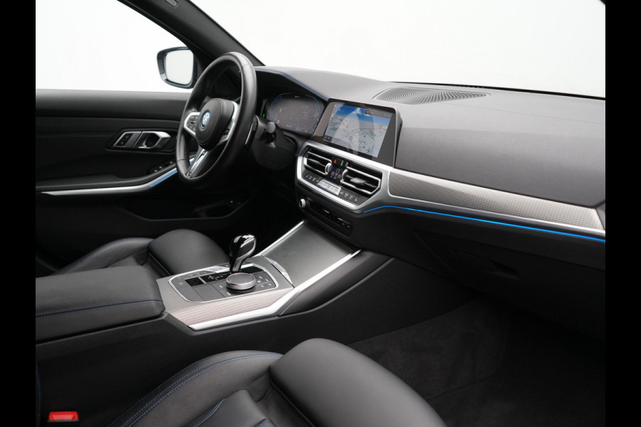 BMW 3 Serie Touring 330e M Sport Plug In Hybrid 293pk Dealer O.H. PHEV | Head Up | Camera | Laser LED | Sfeerverlichting | Vernasca Lederen Sportstoelen & Stuur Verwarmd | Apple Carplay | Keyless | Blis | 19"L.M | Virtual | Navigatie | DAB |