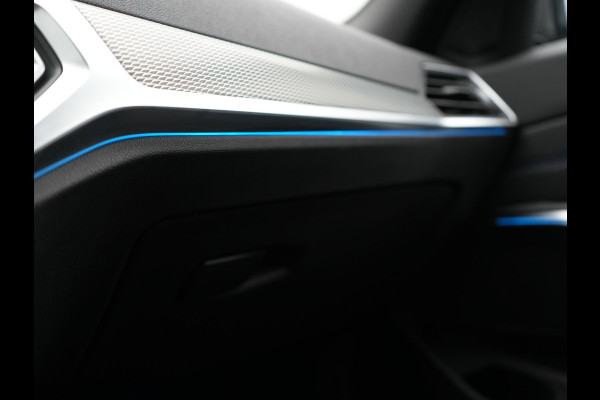 BMW 3 Serie Touring 330e M Sport Plug In Hybrid 293pk Dealer O.H. PHEV | Head Up | Camera | Laser LED | Sfeerverlichting | Vernasca Lederen Sportstoelen & Stuur Verwarmd | Apple Carplay | Keyless | Blis | 19"L.M | Virtual | Navigatie | DAB |